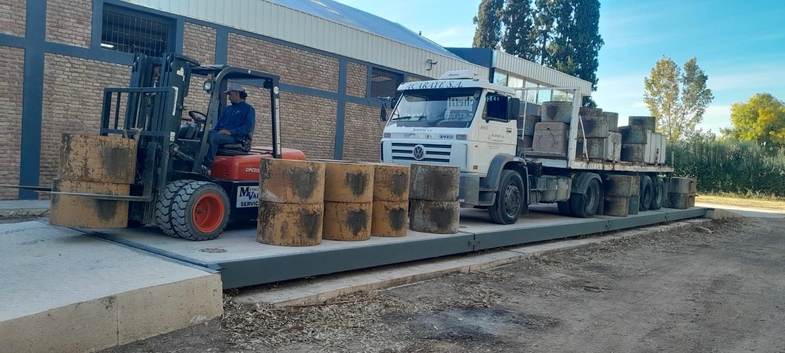 Calibración de báscula camionera con pesas patrón y autoelevador en Mendoza