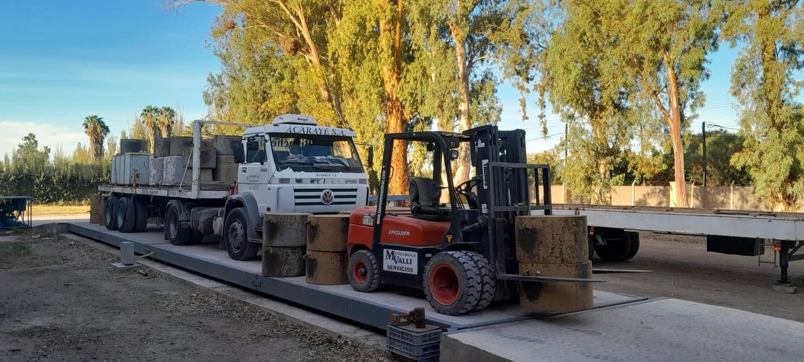 Camión con pesas patrón y autoelevador para calibración de báscula camionera